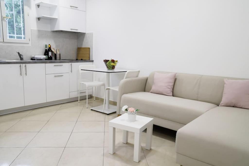 Cozy Apartment Near Airport Koropion Bagian luar foto